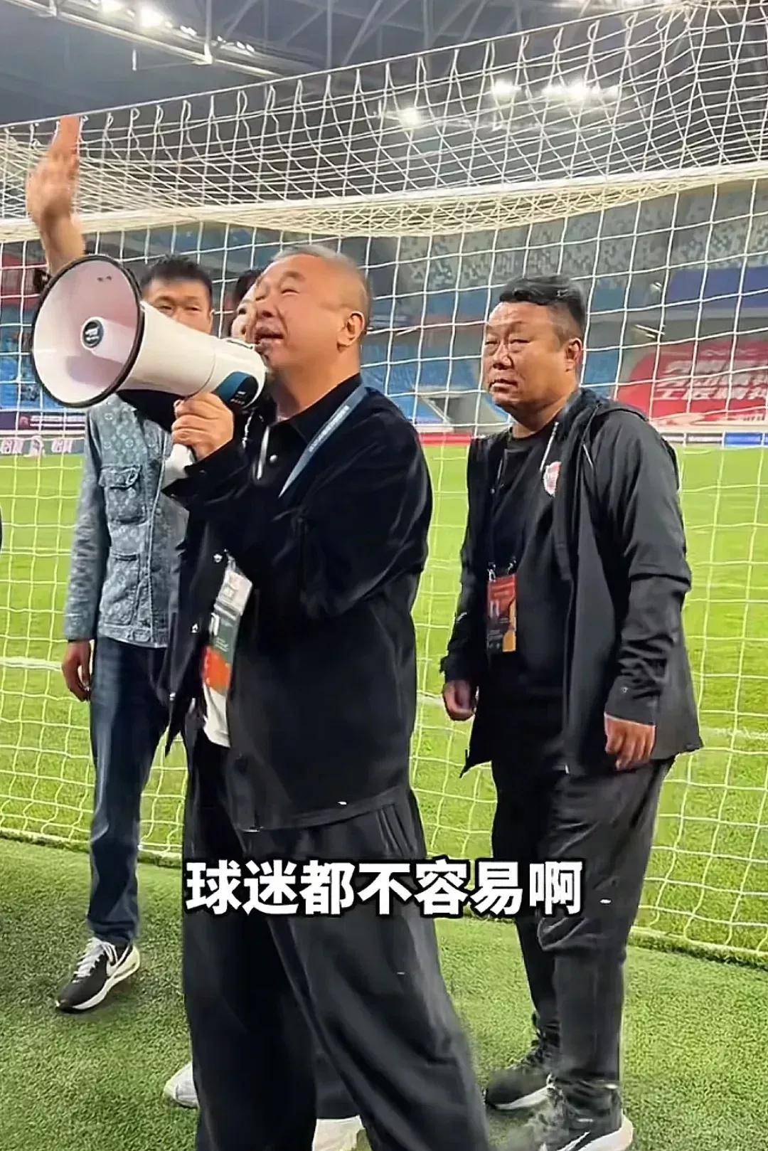 青岛海牛重创锋线，秘鲁中锋再伤停，喀麦隆国脚火速入替(青岛海牛对国青)