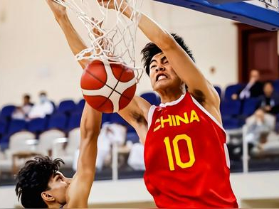 乐天堂-比赛过程中球员个个发挥出色，实力均衡(球员们在赛场上)